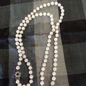 Genuine natural white south sea Pearl Necklace. Brooches ha a Sapphire.